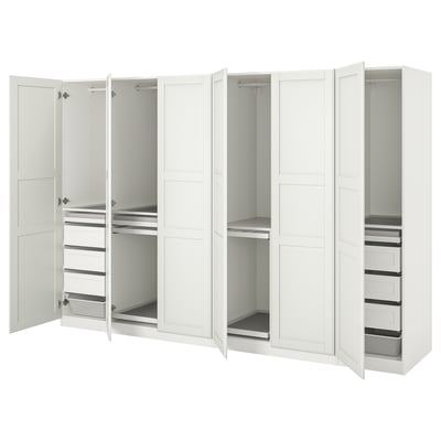Witte ikea PAX kledingkast met open deuren met planken en organizers binnenin.