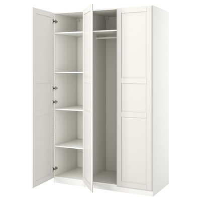 Witte PAX kledingkast met open deuren, wit interieur, planken en ophangrail.