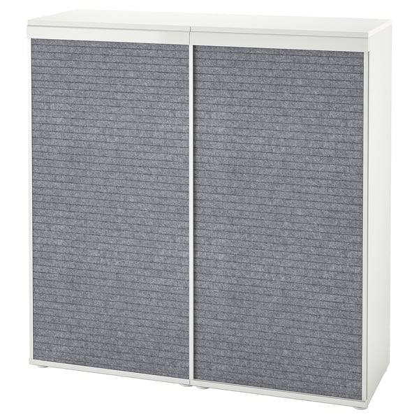 Een wit PLATSA opbergmeubel met grijze schuifdeuren, rechthoekig en modern van design.