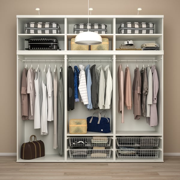 Moderne kledingkast met verstelbare poten, schuifdeuren en gesegmenteerde opbergruimte voor kleding, tassen en accessoires.