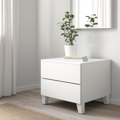 Moderne witte PLATSA bijzetkast met twee lades, kleine kamerplant, licht, vierkant.