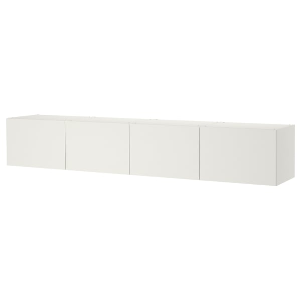 Witte PLATSA wandopslagruimte met meerdere kasten en deuren.