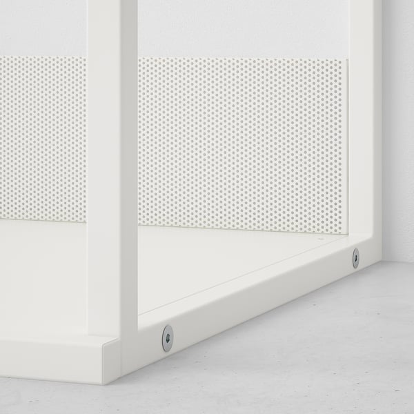 Moderne witte geperforeerde paneelrek gemonteerd aan de muur met strak design en verborgen clips.