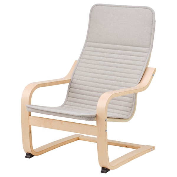 Een lichtgekleurde, lichtgrijze kinderfauteuil genaamd POÄNG. Het heeft een licht houten frame, gewatteerde zitting en rugleuning met een minimalistisch en ergonomisch ontwerp.