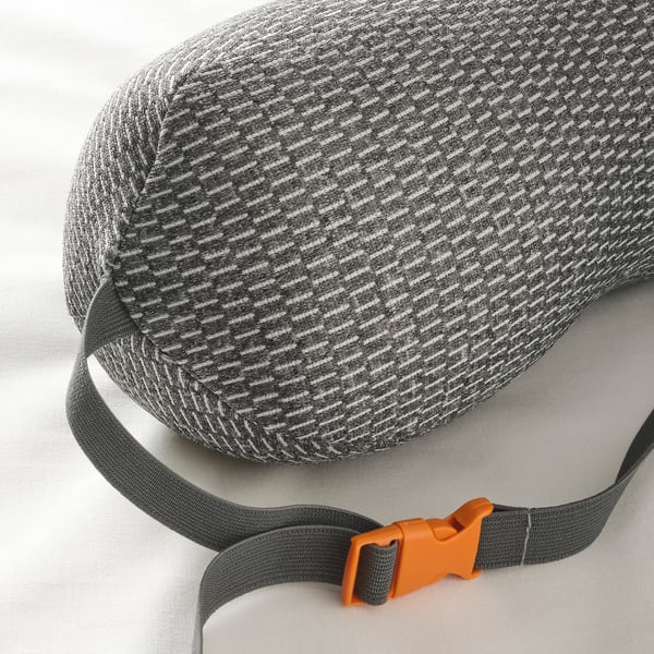 Close-up van ergonomisch kussen met getextureerde grijze hoes, verstelbare riem en oranje clip.