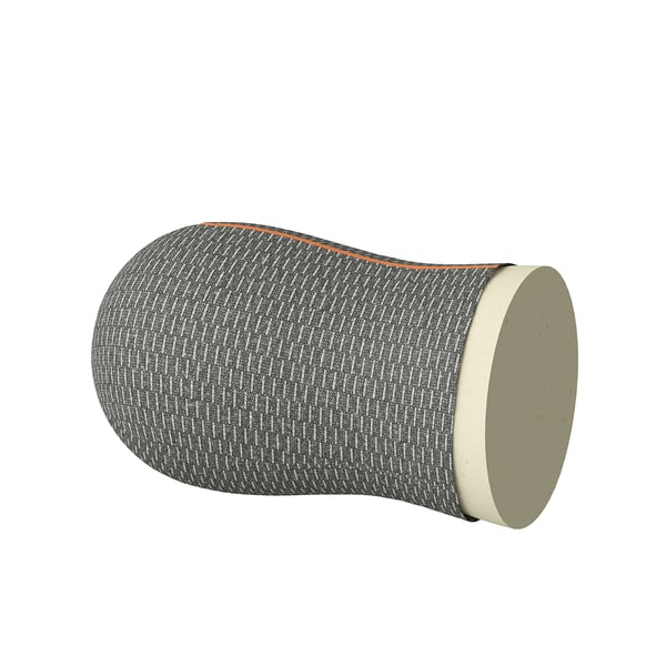 Een RAGGARV lendenkussen met een grijze getextureerde hoes, oranje accenten en beige schuimkern. Het heeft de vorm van een cilinder met verstelbare bandjes.