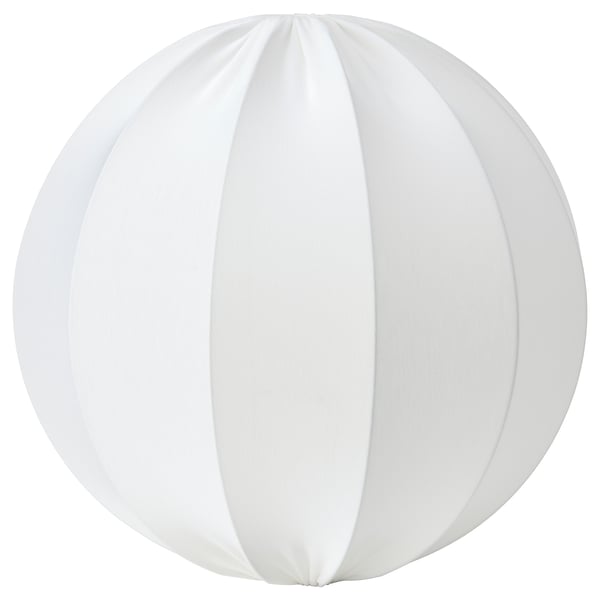 Een witte REGNSKUR lampenkap. Het is bolvormig met verticale plooien en gemaakt van gerecycled polyester.