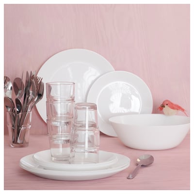 Witte gestapelde glazen, borden, bestek die op roze lijst worden geplaatst.