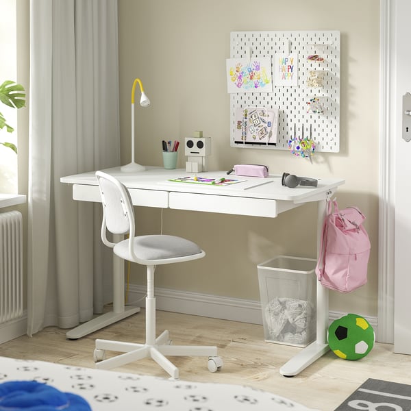 Een wit RELATERA-bureau met een bijpassende stoel, laden en een rugzakhaak. Het heeft een strak, modern ontwerp, ideaal voor een studeerruimte.