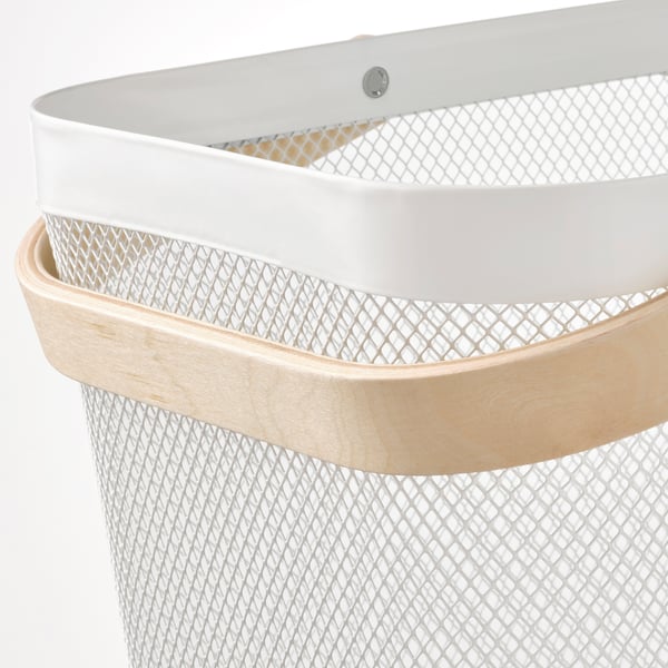 Mand van metaaldraad met houten handvat, modern design.