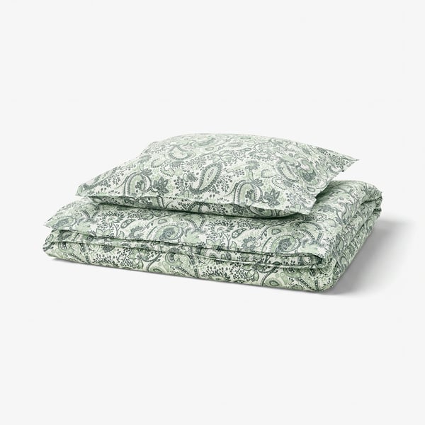 Gevouwen groene paisley beddengoedset, rechthoekige vorm met een ingewikkeld patroon en een zachte, ademende katoen-viscose blend.