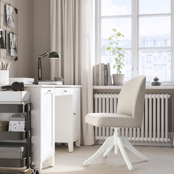 Modern kantoor aan huis met ROSENTORP stoel, bureau, lamp en plant.