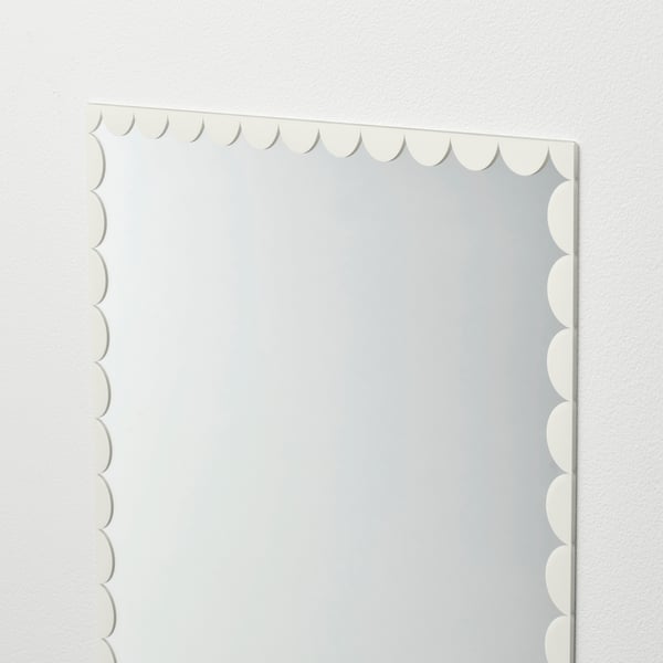Vierkante spiegel met golvende geschulpte randen, strak en modern design. Ideaal voor muren, reflecteert licht goed.