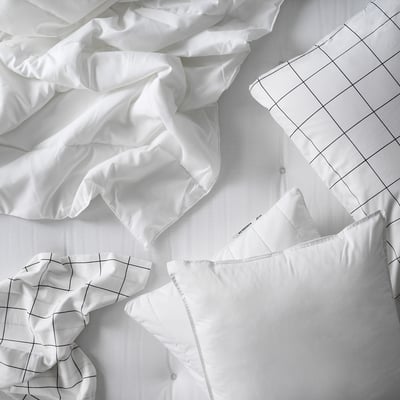 Toont een wit SÄFFEROT dekbed met een rasterpatroon, gemaakt van gerecycled polyester, plat ingedeeld.