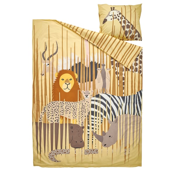 Beddengoed met safarithema: gele leeuw, zebra, giraf en meer op de achtergrond van de savanne; Dekbed en kussen van zacht katoen en viscose.