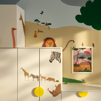 Kinderkamer met safarithema en stickers met zebra's, leeuwen en giraffen.
