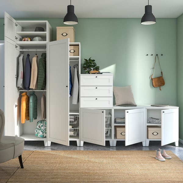 Moderne kast met lades en planken, gevuld met kleding en accessoires, voorzien van knoppen en opbergdozen.