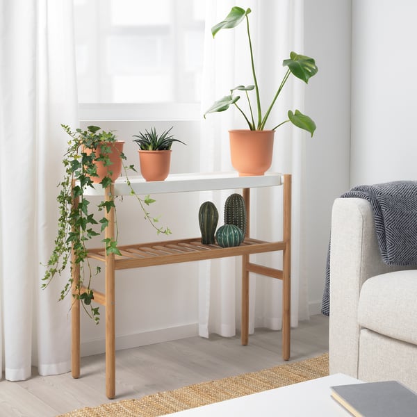 SATSUMAS plantenstandaard met 3 potplanten. Natuurlijk hout, past bij kamer met witte bank & gordijnen.