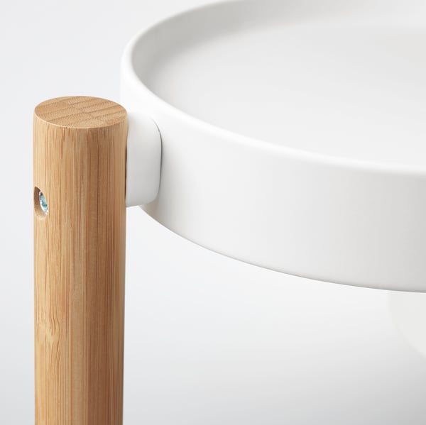 Moderne plantenstandaard met lichte houten afwerking en witte planken.