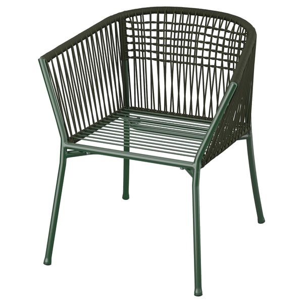 Groene tuinstoel, SEGERÖN-model, rieten ontwerp, gepoedercoate stalen poten, comfortabel en duurzaam.
