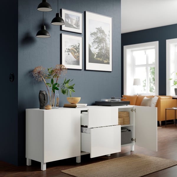 Moderne opbergkast met open deuren, glanzende afwerking, georganiseerde items, donkerblauwe muur, minimalistische kunst.