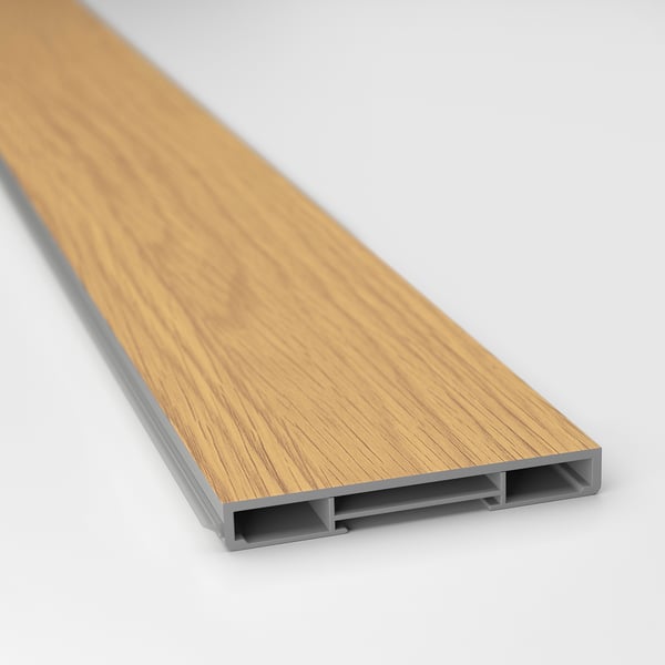 Kunststof plint met houten afwerking en stevige bevestigingsclips voor de bodem van de keukenkast.
