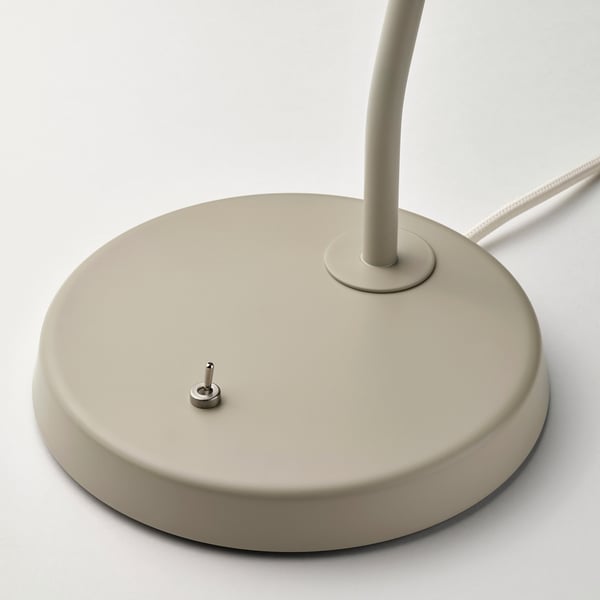 Moderne bureaulampvoet met metallic afwerking, verstelbare hals en kleine aan/uit-schakelaar.