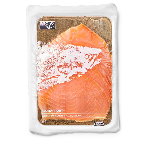 Een verpakt product, SJÖRAPPORT, met koud gerookte, gesneden zalm in een doorzichtige plastic zak met een oranje etiket, met een gewicht van 200 gram.