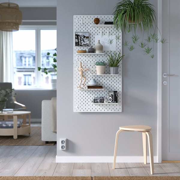 SKÅDIS ophangbord met voorwerpen, krukje, uitzicht op de stad.