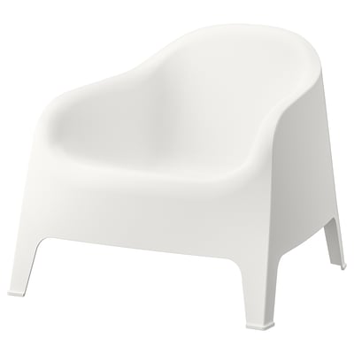 SKARPÖ witte kunststof tuinstoel, gebogen armen, duurzaam, stapelbaar.