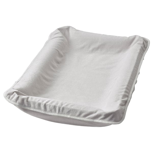 Een grijze SKÖTSAM verschoonmathoes. Het is rechthoekig, zacht en gemaakt van gerecycled polyester en katoen.