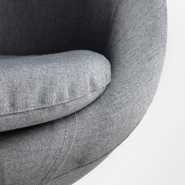 Close-up van een moderne, grijze stoffen stoel met kwaliteitsstiksels en comfortabele bekleding.
