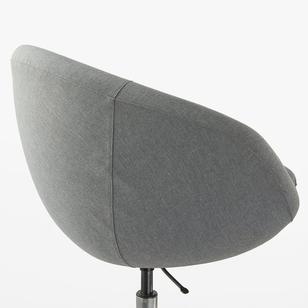 Een grijze bureaustoel met een verstelbare hoogte, soepel rollende wielen en een comfortabel, afgerond zitkussen. Ideaal voor ergonomische ondersteuning.