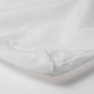 Een close-up van een witte, netjes gestikte stoffen hoek, die de textuur en kwaliteit laat zien.