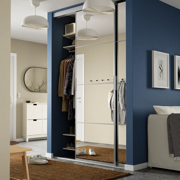 SKYTTA kast, donkerblauwe schuifdeur, kleding, zwart frame, hoge, moderne verlichting.