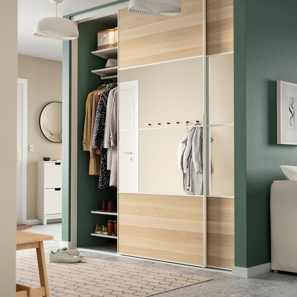 Moderne groene kamer met SKYTTA kledingkast, lamp, stoel, wastafel.