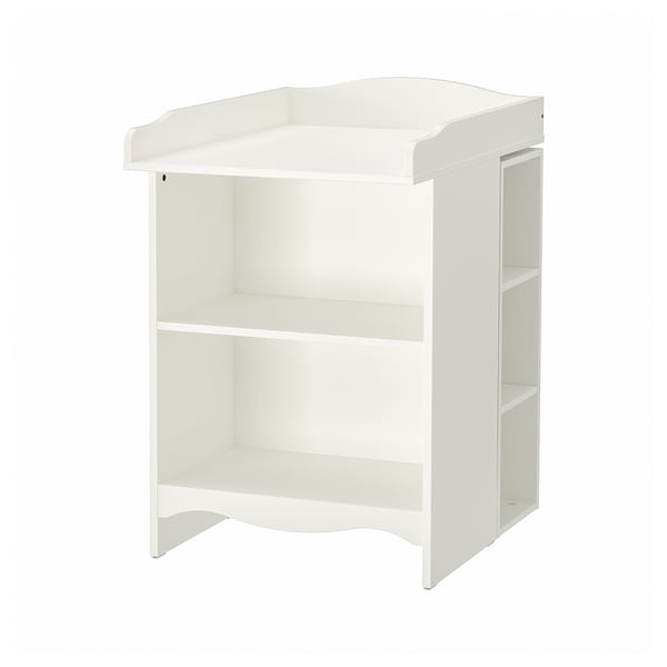 Toont een witte SMÅGÖRA commode met opbergruimte. Het ontwerp is eenvoudig en functioneel, met een open plank en ruimte voor extra planken.