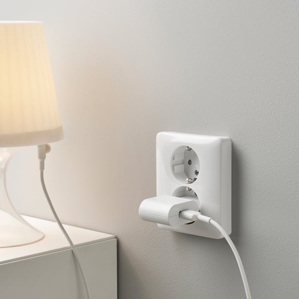 Stopcontact met SMÅHAGEL usb-oplader en sittbrunn-kabel om een lamp van stroom te voorzien.