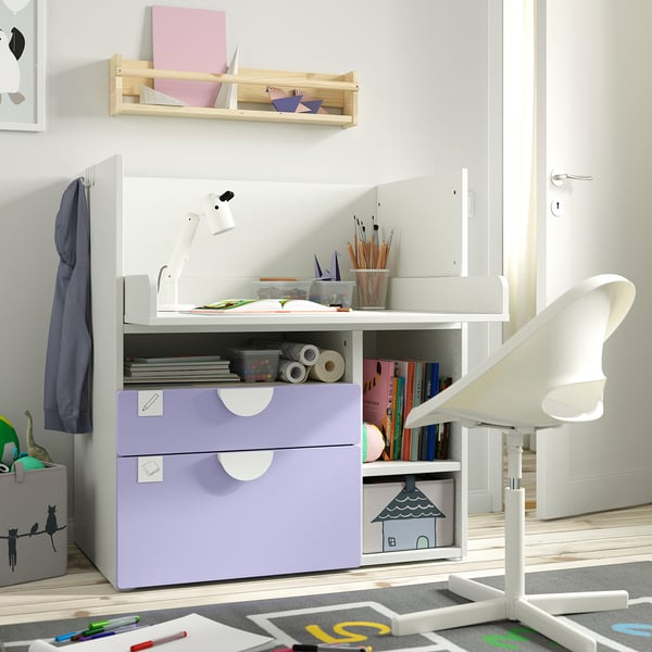 Witte studiepost voor kinderen met paarse lades, creatieve hulpmiddelen en boeken. Compact, netjes en georganiseerd.