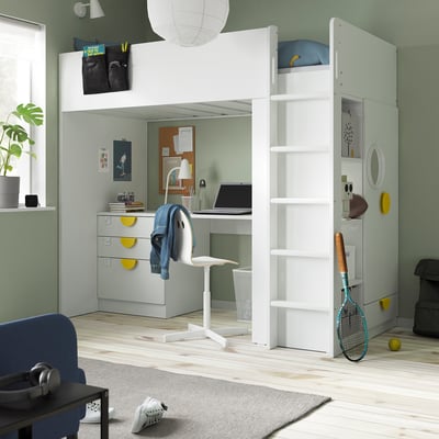 SMÅSTAD hoogslaper in wit, met bureau, kledingkast en boekenkast. Groene kamer met blauwe stoel, geel decor. Compact en functioneel.
