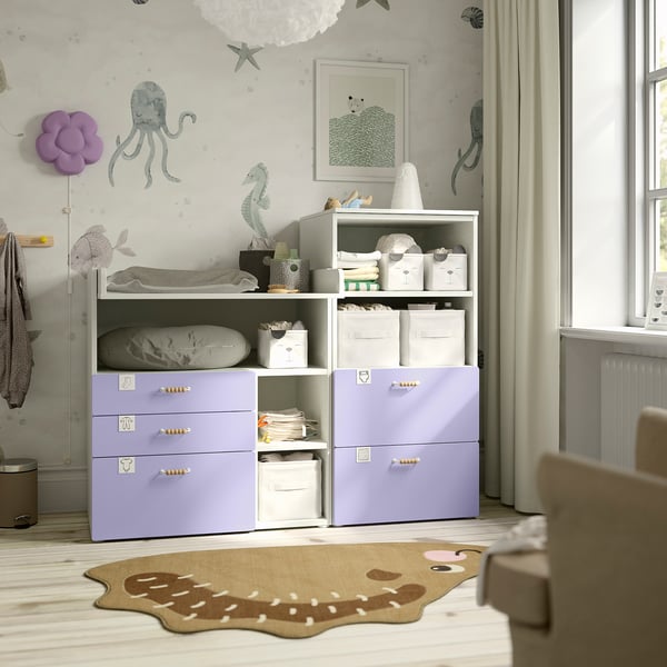 Kinderkamer met lavendel SMÅSTAD opberger, vloerkleed en babybenodigdheden