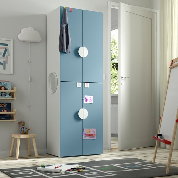 Blauwe kledingkast met ronde deuren in kinderkamer, grijs, minimalistisch.