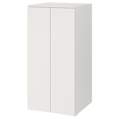 Een witte SMÅSTAD kast. Het is een verticale opbergunit met twee deuren, een minimalistisch design en afgeronde hoeken.