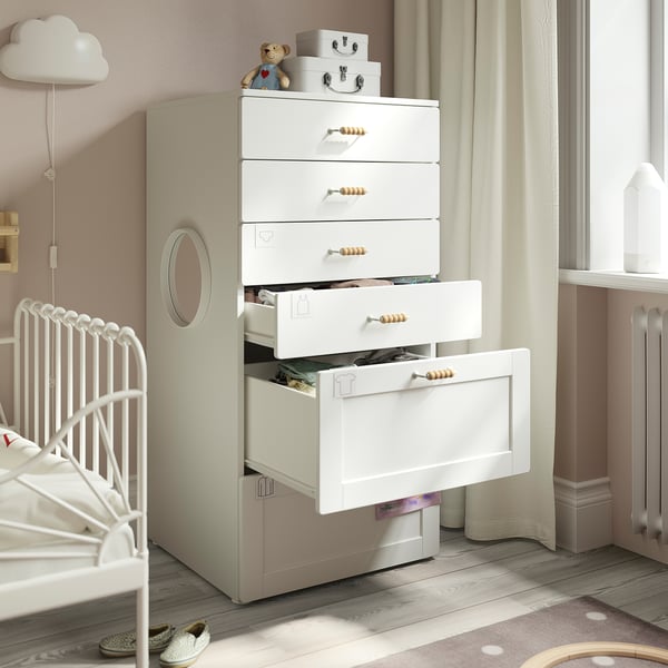 Kinderkamer met witte SMÅSTAD kist, vier bovenste lades voor kleine kleding en twee onderste lades voor grotere items.