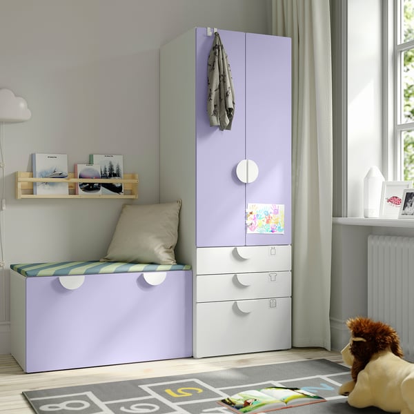 Opbergcombinatie voor kinderen: kledingkast, lades, bankje. Soft-close, speelgoedkist. Decor, boeken, raam.