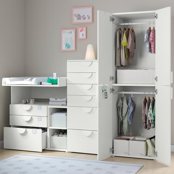 Georganiseerde kinderkameropstelling met witte SMÅSTAD kasten, lades, aankleedblad en kledingkast. Kleding en spullen netjes opgeborgen.
