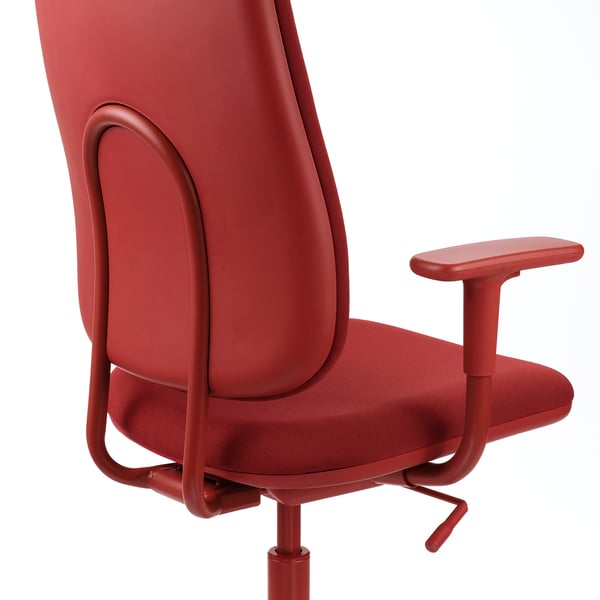 Rood bureaustoeldetail; Hoge rugleuning, verstelbare armleuning, modern design.