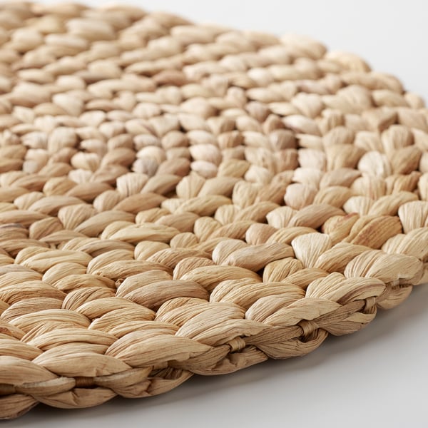Met de hand geweven natuurlijke vezelmat, close-up. Ingewikkeld gevlochten patroon zichtbaar, met vakmanschap van hoge kwaliteit.