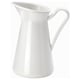 Een witte SOCKERÄRT emaille kan met een handvat, geschikt voor water of decoratief gebruik.