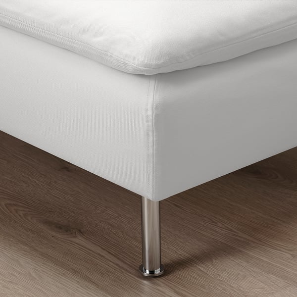 Strakke, moderne witte bank met diepe zittingen en metalen poten, die comfort en stijl uitstraalt.